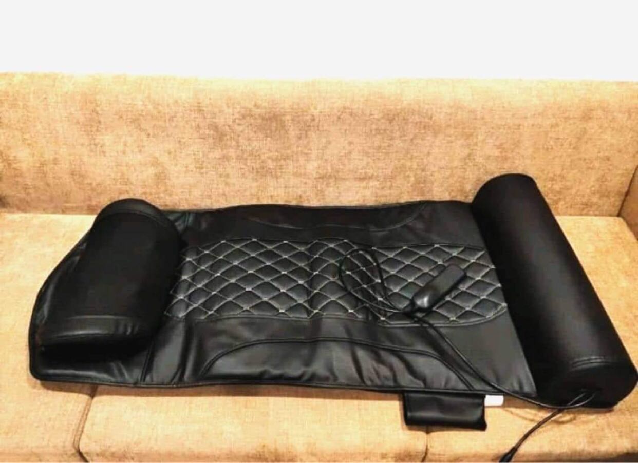 Mình đặt hàng hôm trước hôm sau nhận được luôn, ship siêu nhanh và nhiệt tình. Shop đóng gói rất cẩn thận lắm nhé, dính bằn keo rất kĩ. Máy thì siêu ưng, nằm massage thấy thoải mái và dễ chịu lắm, da mình ko thấy có mùi. Cái này tiện sử dụng, đặt trên ghế hay chỗ nào mọi người thấy nằm thoải mái là được, dùng xong lại gói gọn cất đi, ko bị tốn diện tích. Mình đã mua mấy thứ của shop rồi, đều thấy ưng ý cả. Sẽ ủng hộ shop những lần sau nữa.