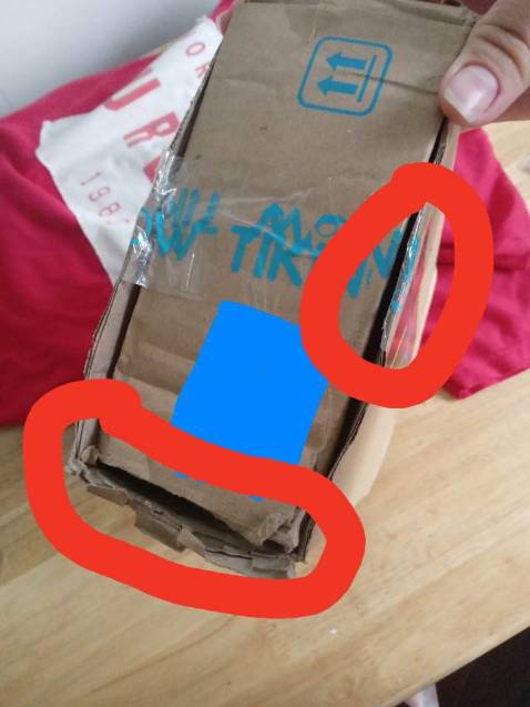 Sách đẹp và hay. Nhưng mik k hài lòng là hàng đã có ai đó mở trước khi mik nhận. Đường keo dán liền hộp bị cắt, bốn góc của hộp giấy bị xé mất một góc mik có khoanh màu đỏ lên hik.Hên là vẫn đủ k có mất mát j