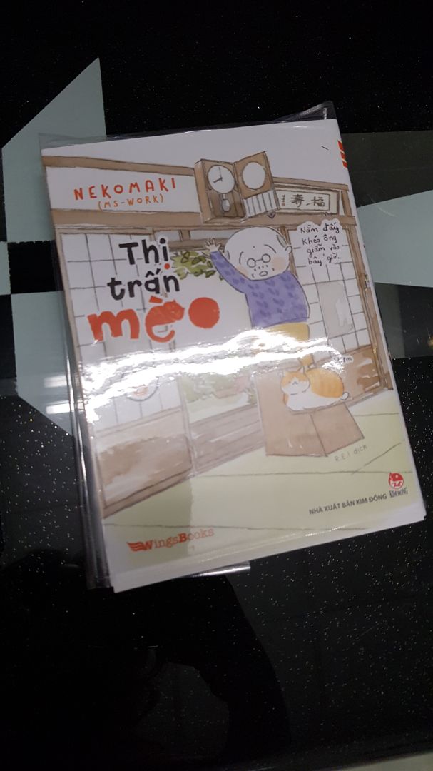 Mở hộp ra cầm quyển sách đã cảm thấy vừa tức vừa nản. Bookcare bọc sách mua bằng tiền đâu phải miễn phí mà Tiki bọc sách cẩu thả cho khách hàng. Nhiều lần trước miễn cưỡng cho qua, lần này xem hình ảnh mình chụp lại mọi người coi chấp nhận nổi không?Thà không bọc sách chứ bọc hàn 1 đầu còn 1 đầu hở như bịch ni lông vầy mà gọi là bọc sách hả Tiki? Thất vọng quá trời!!!