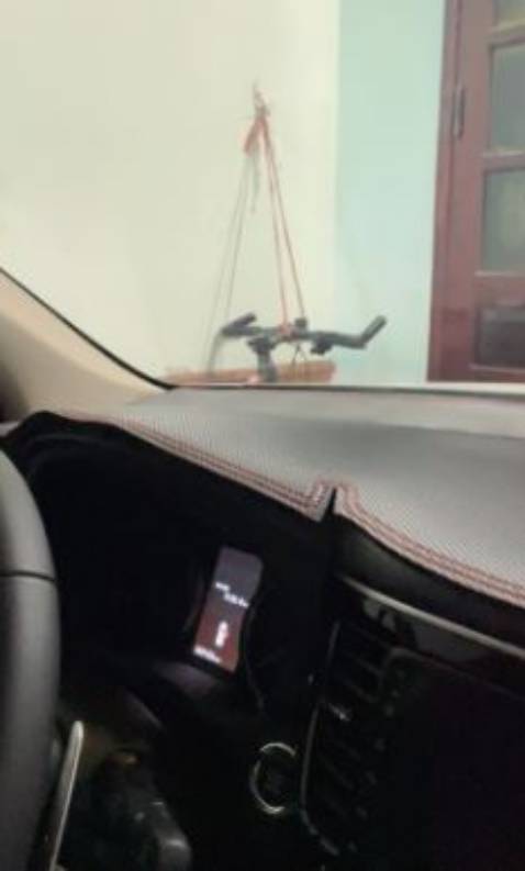 Đặt thảm lên thấy cái xe nó sang hẳn lên, không bị tình trạng lóa mắt nữa. Chất liệu cũng đẹp, không thấy có chỉ thừa, shop giao hàng cũng nhanh, đóng gói chắc chắn tư vấn nhiệt tình. Nói chung là quá ưng, sẽ ủng hộ shop những sản phẩm khác nữa, nên mua nhé mọi người