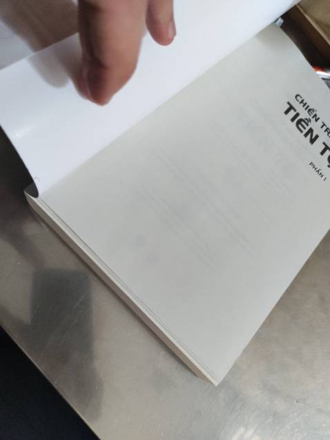 Mình mua cũng được nữa tháng rồi mới bóc seal, lúc đầu còn seal nhìn rất là ưng vì rất mới và chỉnh chu, không trầy sướt nhưng đến khi bóc ra thì phát hiện 16 trang đầu tiên bị lệch khung giấy khoảng 3mm làm mất giá trị quyển sách, hơi thất vọng. Nội dung thì rất hay, mình cho 2 sao không vì nội dung mà là vì chất lượng của sách.