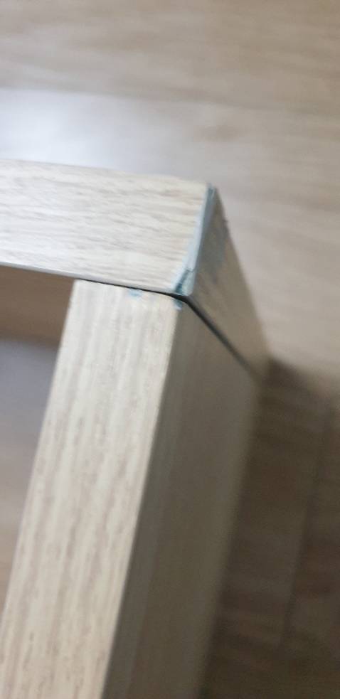 Lắp ráp hơi khó khăn với người 0 có kn. Mọi người nên để nằm rồi lắp, chú ý lỗ khoan bắt vít 0 đối xứng, 1 lỗ gần 1 lỗ xa.
Shop hướng dẫn chưa đc chi tiết lắm, video hoàn toàn có thể in ra, còn nếu quay video thì nên quay người thật lắp mẫu có ích hơn.
1 vài lỗi nhỏ bỏ qua được nhưng 1 miếng chân thì lỗi hơi nặng làm tủ bị cập kênh.
Tủ cũng 0 chắc chắn lắm nếu có lực tác động. Hình như shop có cho đồ neo nhưng lại không có hướng dẫn, 0 biết làm sao để cố định tủ vào tường cho an toàn.
Còn 1 điểm nữa là mình bắt vít đa phần toàn bị lồi mặc dù đã căn rất chuẩn, thành ra miếng dán rất hay nhưng cũng 0 dùng được.