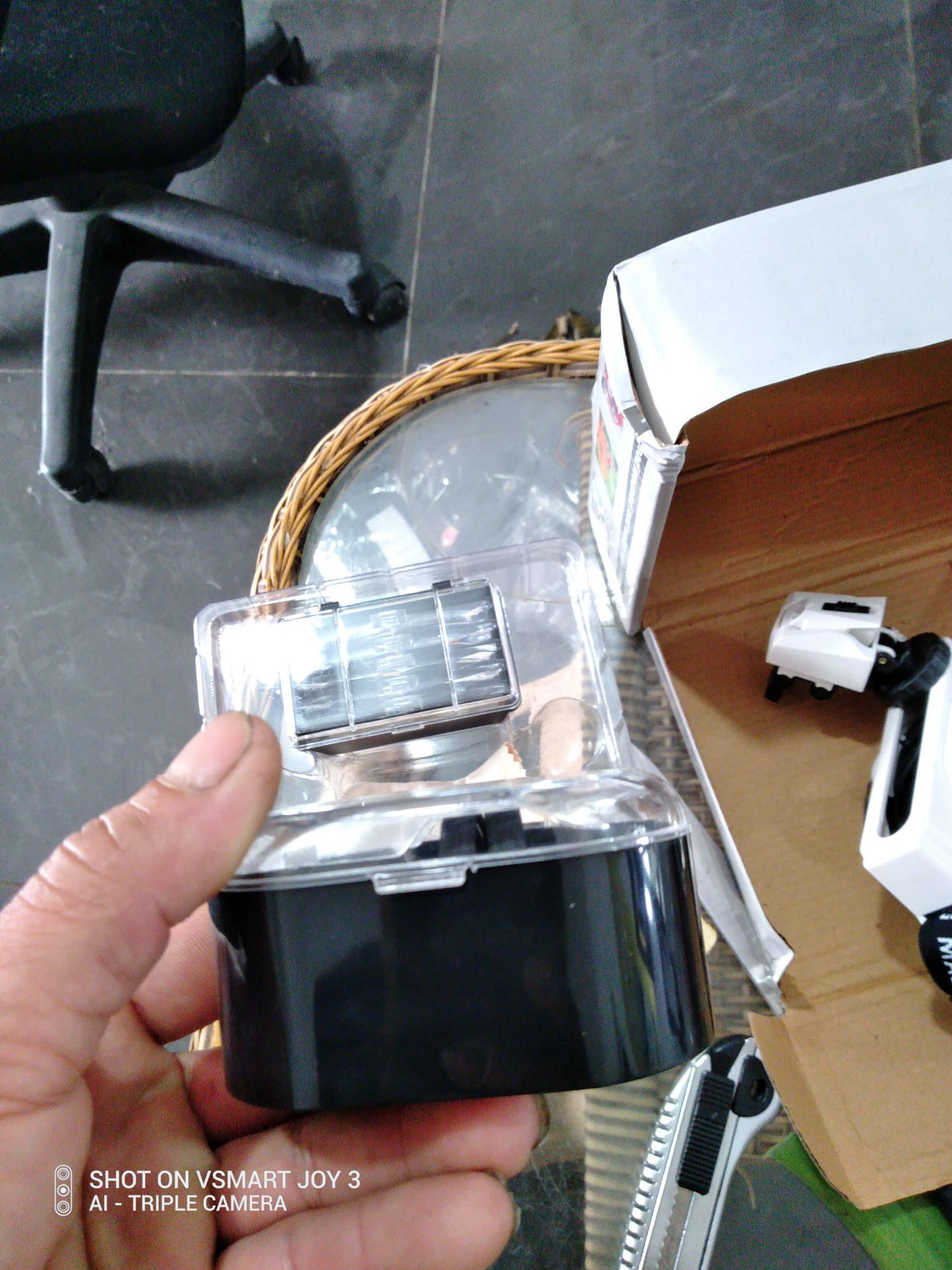 khi mua có đề chống nước, nhưng khi nhận hàng thì phải kiêng cữ nước. độ sáng thì tiền nào của nấy nên ko đòi hỏi nhiều. thiết kế dây đep về phải độ lại chứ để như zin dễ bị bung.