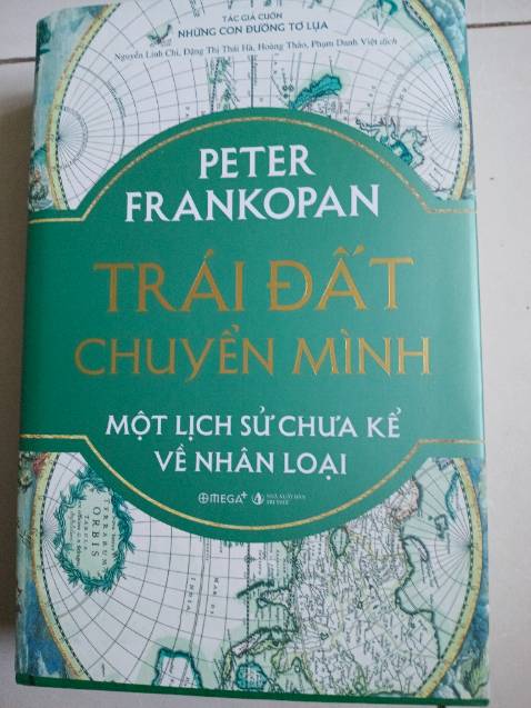 Cuốn sách biên khảo công phu, hơn 860 trang, có hình ảnh minh họa.