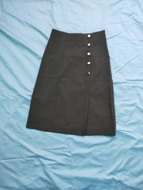 Chân váy rất đẹp, chất vải mềm mịn, shop giao hàng nhanh, rất đáng tiền