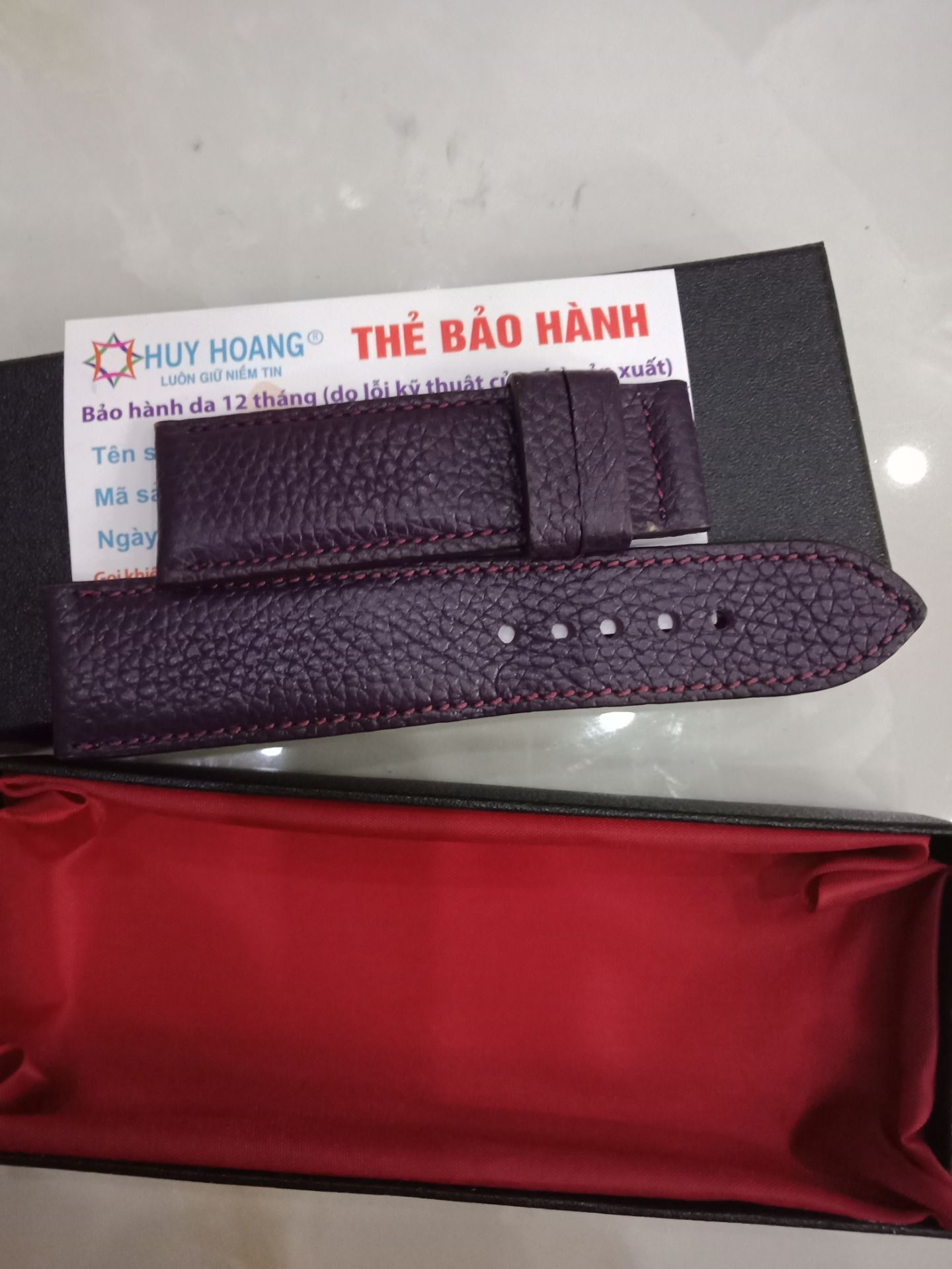 Dây đồng hồ làm bằng da thật rất đáng tiền