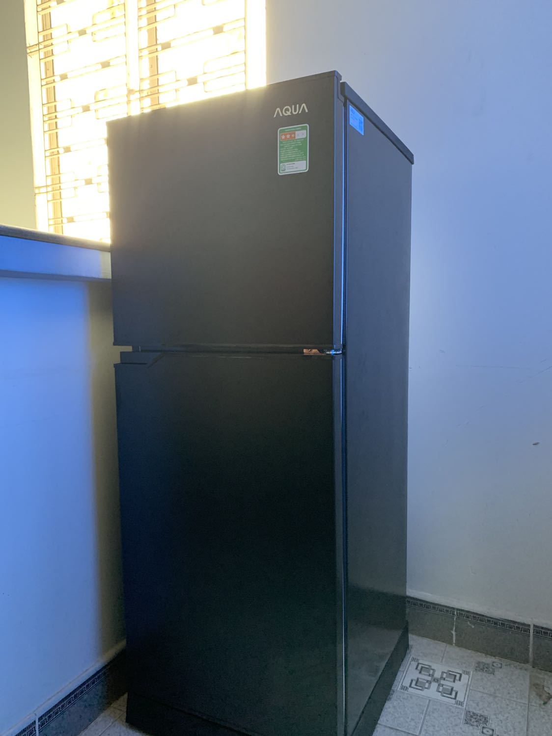 Tủ đẹp, cửa tủ chắc chắn. Ở trọ hay nhà nhỏ 1-2 người là hợp lý, dung tích vừa đủ. Nên mua e này (130L) hơn là loại inverter (208L trở lên) để ít tốn điện hơn nếu nhu cầu sử dụng không nhiều