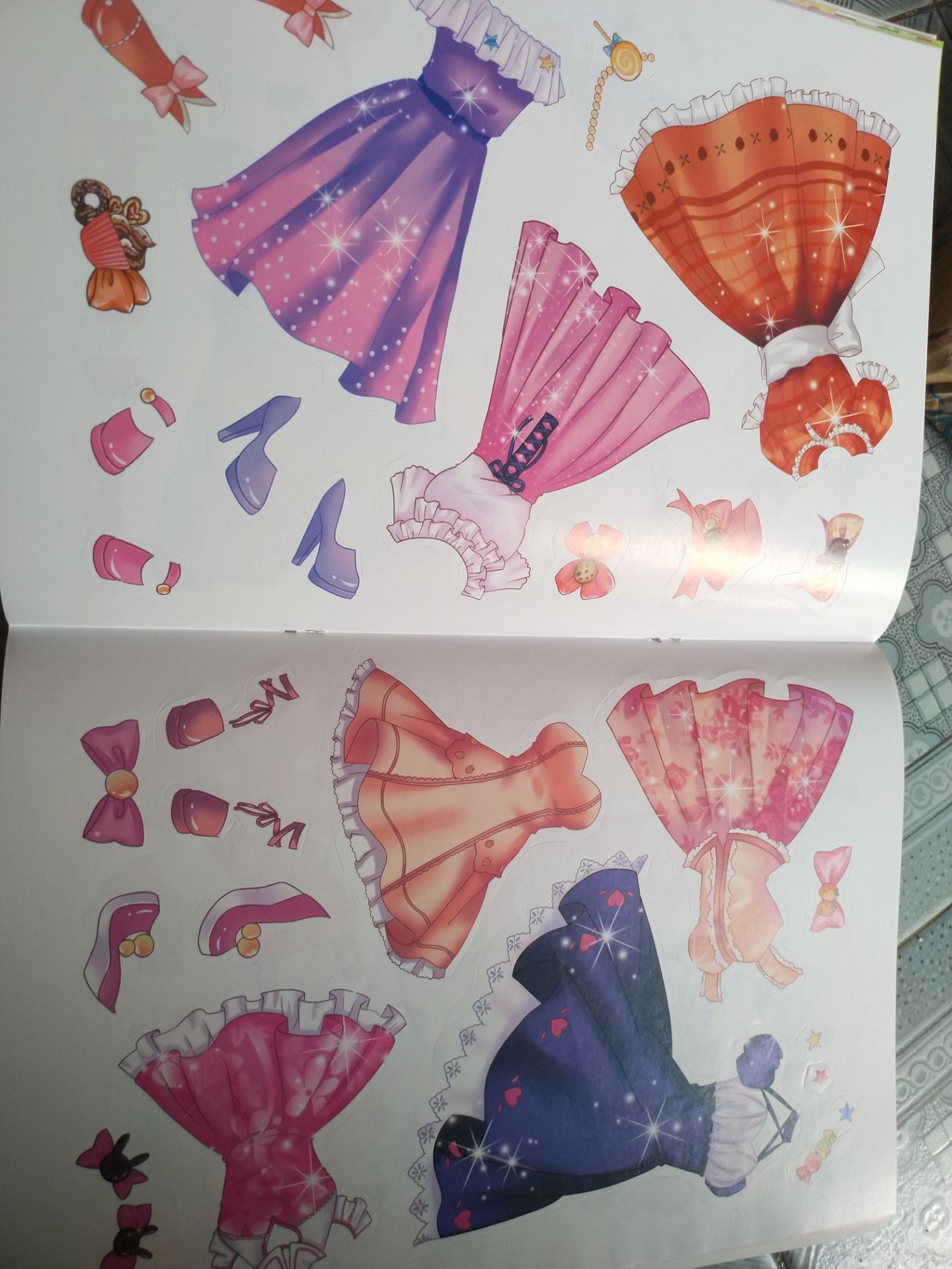 Tranh đẹp, sắc nét, 32 trang cho bé tha hồ dán sáng tạo. Bé nhà mình rất thích dán, rất khéo tay, lớp 1, dán tý là hết quyển luôn.