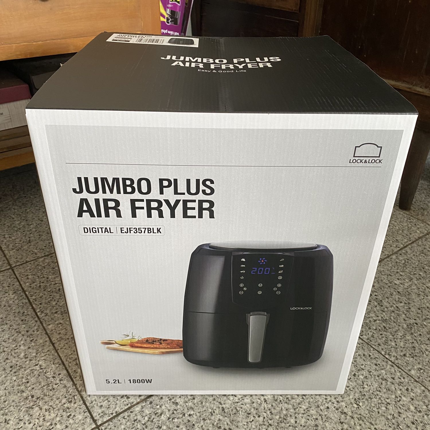 Mình mua đợt sale 10.10.2021 giá 2.240.000. Phải đợi hơi lâu mới nhận đc hàng. Sau vài ngày sử dụng thì mình thấy máy xài ổn, bảng điện tử nhạy, dễ sử dụng. Hơi ồn khi hoạt động và mình ko thích mùi của nó. Máy cũng dễ lau chùi nha. Lúc mình mua ko có sách hướng dẫn nấu ăn tặng kèm, nên tự gg search nấu thôi à. Lần đầu nướng gà da giòn như hình coi như cũng thành công, ăn giòn ngon. Nếu ai có điều kiện hơn thì nên mua nồi Philips nha. Nồi này mỗi lần đưa lồng chiên vô nồi phải canh khớp, trật xíu là mệt. Nói chung chất lượng xứng với giá tiền. Hài lòng nha Tiki!