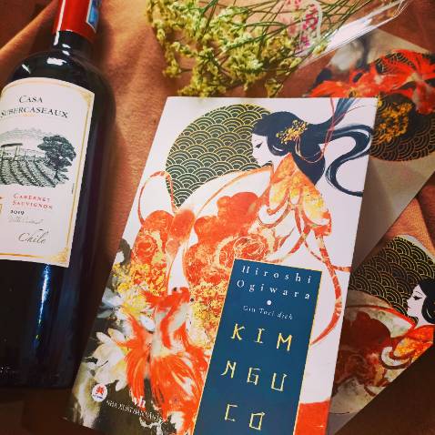 Đến những trang cuối, cảm giác như đang thắt lại, bùi ngùi bởi sự chớ trêu, thì bất ngờ cua gắt, nhìn những dòng chữ tung tăng bất giác cười oà. Đọc thêm vài dòng, hạnh phúc với sự viên mãn của nhân vật, bốc chốc lật sang trang mới, lại như hụt chân, sững lại....
Đó là những cảm xúc khi chương cuối của  Kim Ngư Cơ khép lại. Nghẹn một chút nơi cổ họng, không thể lí giải thành lời. Một cuốn sách đẹp, một câu chuyện  vừa bi thương vừa ấm áp.

Lâu lắm mới có cảm giác suýt khóc vì một câu chuyện tình