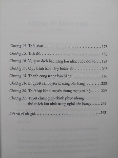 Đây là quyển sách theo mình giống như là một chỉ dẫn ban đầu cho những ai có sự quan tâm và bắt đầu tìm hiểu hay mới vào làm công việc bán hàng. Mình thấy đây như một cuốn cẩm nang tóm tắt lại các quan điểm ngắn gọn, hữu ích cần phải làm quen chứ tác giả không trình bày các kỹ năng nghiệp vụ chuyên sâu khi bán hàng. Đây là một tác phẩm cực kỳ dễ đọc và phù hợp cho mọi người nhưng để đem vào thực chiến bán hàng thì mình nghĩ cần phải học thêm các khóa đào tạo bên ngoài nữa. Các bạn nên mua và đọc quyển sách này, chúc các bạn đọc sách vui vẻ nhé !!!