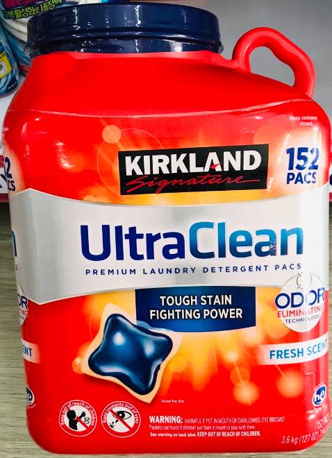 Theo mình thấy thì dùng viên giặt sẽ kinh tế hơn so với dùng nước giặt, mặc dù bỏ ra 1 lần gần 700K thấy cũng hơi xót. Thí dụ nhà mình hàng tháng tốn khoảng 300K cho nước giặt, trong khi dùng 152 viên giặt này thì mất khoảng 4-5 tháng mới hết, tính ra mỗi tháng chưa tới 150K.

Nhà sản xuất khuyến nghị là 6kg thì dùng 1 viên, nhưng mình dùng 2 viên cho khoảng 7kg đồ thì thấy giặt sạch. Về mùi thơm thì rất thơm (thậm chí lúc mới mở thùng ra muốn ngạt thở) nhưng mùi không giữ được lâu, tầm 1 ngày là bay hết. Với cá nhân mình, mình cũng không thích mùi này.

Hạn dùng ghi trên thùng tới 5 năm, date hàng mua trên tiki trading mới (mình mua tháng 11/2022, ngày sản xuất là 5/2022), tên nhà nhập khẩu rõ ràng, không sợ hàng giả.

Thêm 1 điều nữa, mình thích tiki là giá cả rõ ràng. Mình cũng dọ giá những trang khác thì mới đầu tưởng rẻ, ai dè cộng đủ phí ship thì thành ra cũng chẳng hơn gì. tiki trading giao hàng rất nhanh, mình đặt buổi chiều mà sáng hôm sau đã tới Biên Hòa, người giao hàng thì dễ thương.