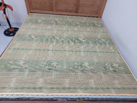 Giao hàng nhanh, chiếu to, dầy, đẹp, chắc chắn không nếp gấp. Nên mua nhé mọi người.