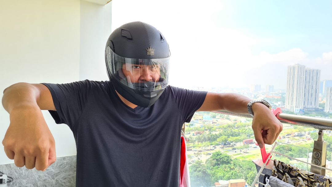 mình cao 1m8, mua size XL , nón rất vừa, nhẹ hơn  so với nón cũ , kiếng kéo lên xuống rất nhe nhàn thoải mái, tren nón có nhiều thiết kế cho air flow thoải mái thở, nón này sử dụng che kín bụi ko cần đeo khẩu trang. Tiki giao hàng rất nhanh, cho kiểm hàng khi nhận