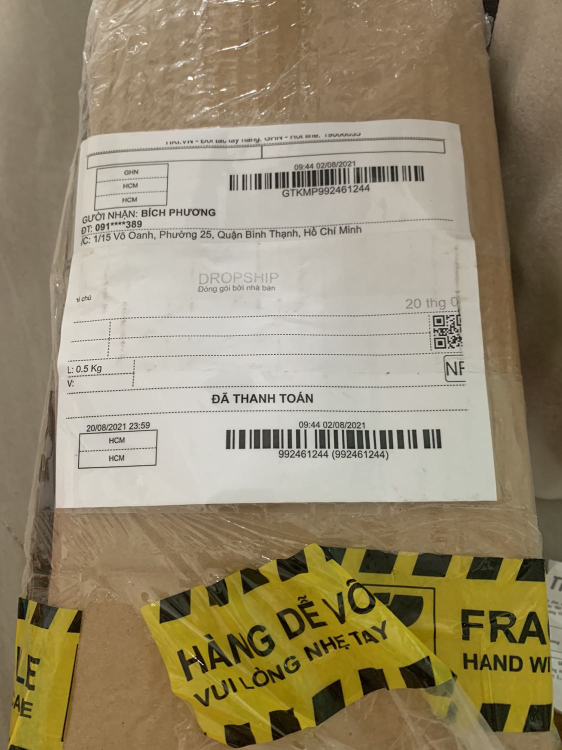 Phích bị bể rồi shop ạ. Hỏi các anh giao thì bảo ko biết và yêu cầu khách tự lh nhà cung cấp.
Đề nghị shop lần sau bán hàng, note cho các anh vận chuyện dòng ghi chú To Bự vào… hàng dễ vỡ!!!