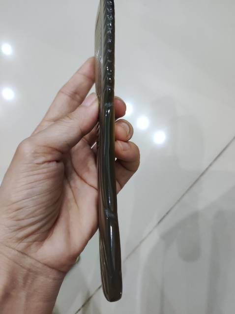 Mình mua để dùng cho bản thân và tặng người thân bạn bè. Trước đây cũng có mua vài cái lược của shop bên *** và chải êm da đầu nên mình rất ưng nên đặt thêm về tặng người thân và bạn bè. Khi phản ánh về mẫu lược này chải không êm như mẫu COH164 và mong muốn được đổi lại thì shop rất vui vẻ và đổi lại cho mình và vẫn kèm theo quà tặng. Vậy là bỗng dưng đc 2 cái vòng gỗ.

Ppp0Sau khi nhận hàng về dù mỗi chiếc lược cũng có lỗi chỗ này chỗ kia một chút và chải vẫn không êm như cái lược mình đang chải nhưng nhìn thấy đẹp và dày dặn chắc chắn hơn nhiều. Nếu shop bán hàng đẹp chuẩn 100% với giá này chắc sẽ lỗ to nên thôi mình quan trọng nhất vẫn là chải lược này tốt cho sức khỏe thôi. Bạn nào thích êm thì có thể inbox shop chọn mẫu lược răng tù nhé! Sẽ êm hơn răng nhọn đó.