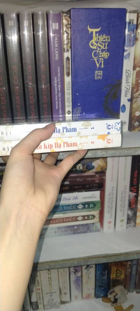 Ờmmm, đầu tiên thì phải nói là còn bọc, ko hư góc và.... tiki có chống sốc =]]]]]]

Tiếp tới, mình khá thất vọng vì có vẻ độ dày của truyện ko như mình mong đợi, nó chỉ bằng cuốn bình hoa thôi, nhưng với cái giá chưa đến 120k mình vớt được thì nó khá ổn áp