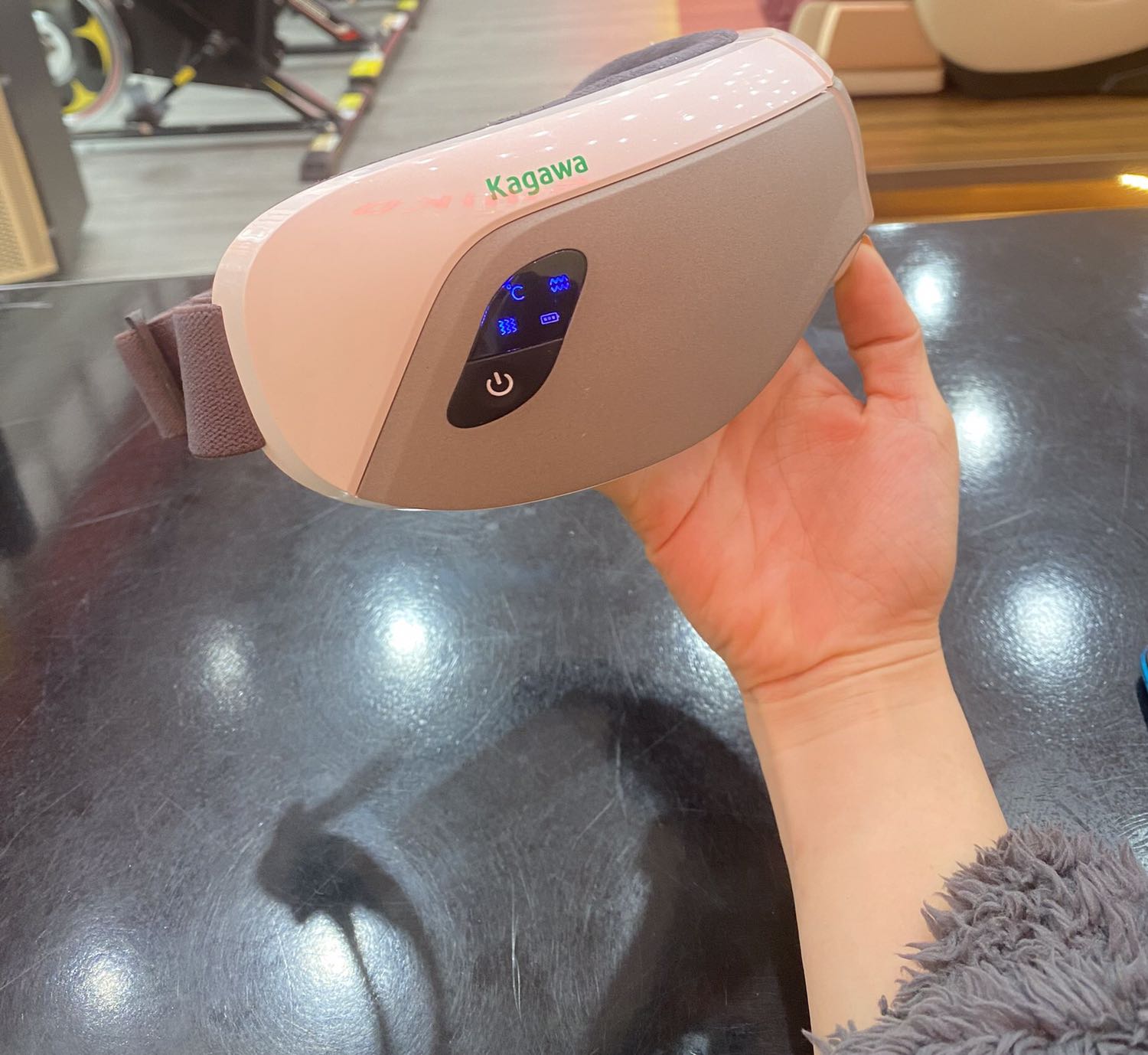 Máy massage mắt dùng khá thích, lớp lót nhung khá mềm, máy ôm mắt, co bóp vừa phải. Nhiệt không nóng quá…