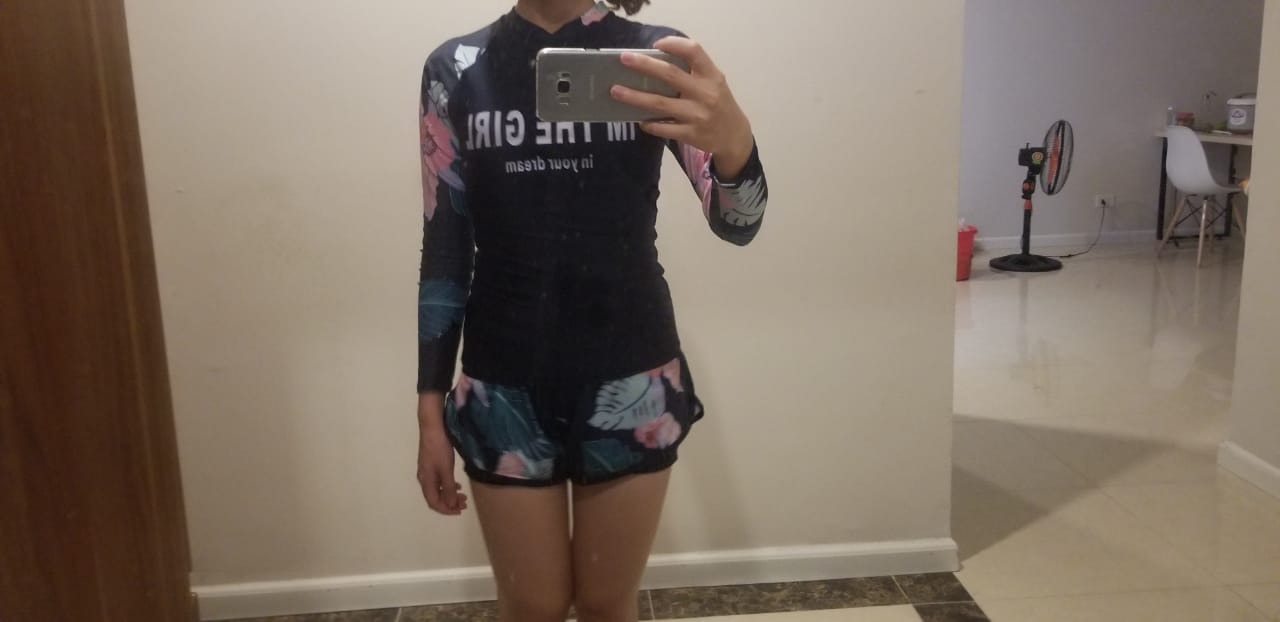 1. Giao nhầm màu: mình đặt màu xanh dương, nhưng giao màu đen. 
2. Chật lượng: vải vóc, đường kim mũi chĩ tạm ổn thôi nha. 
3. Size thì nên đặt lớn hơn, mình theo kinh nghiệm của một comment trước đó. Mình 1m56, nặng 47kg. đặt sai L. nói chung ổn. hơi kích ở cánh tay và bụng (bụng nhìu mỡ nên bị show ngấn :D).