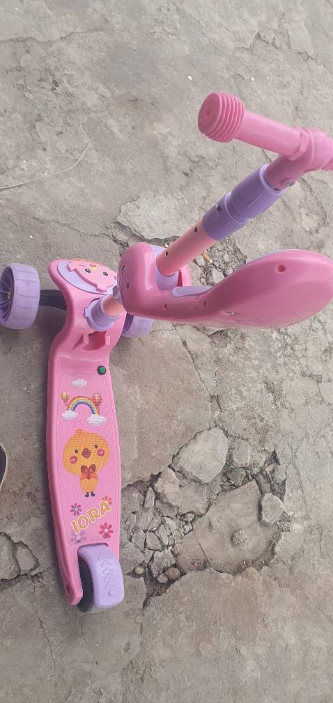 Xe ok có đèn ở bánh xe khi chuyển động. Nhưng ko phát đc nhạc :)