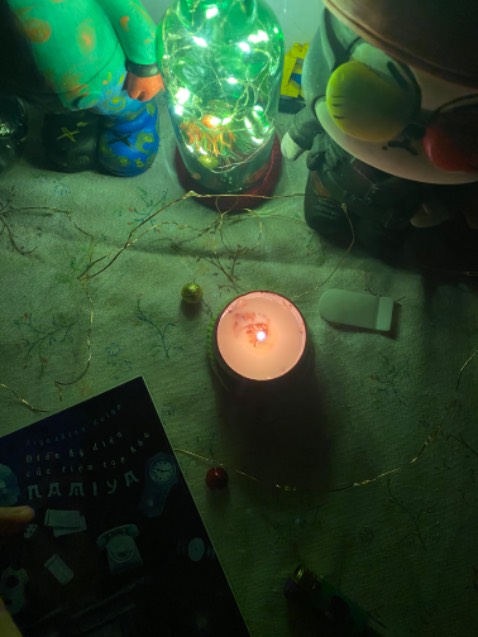 Gu của bạn nào thích các câu chuyện có yếu tố viễn tưởng, đan xen nhưng mạch khá thống nhất.
Là các tâm sự, thắc mắc về cuộc sống của các nhân vật. Từ mỗi câu chuyện cá nhân đó, lại khơi cho mình những suy ngẫm khác nhau.
Nên đọc.