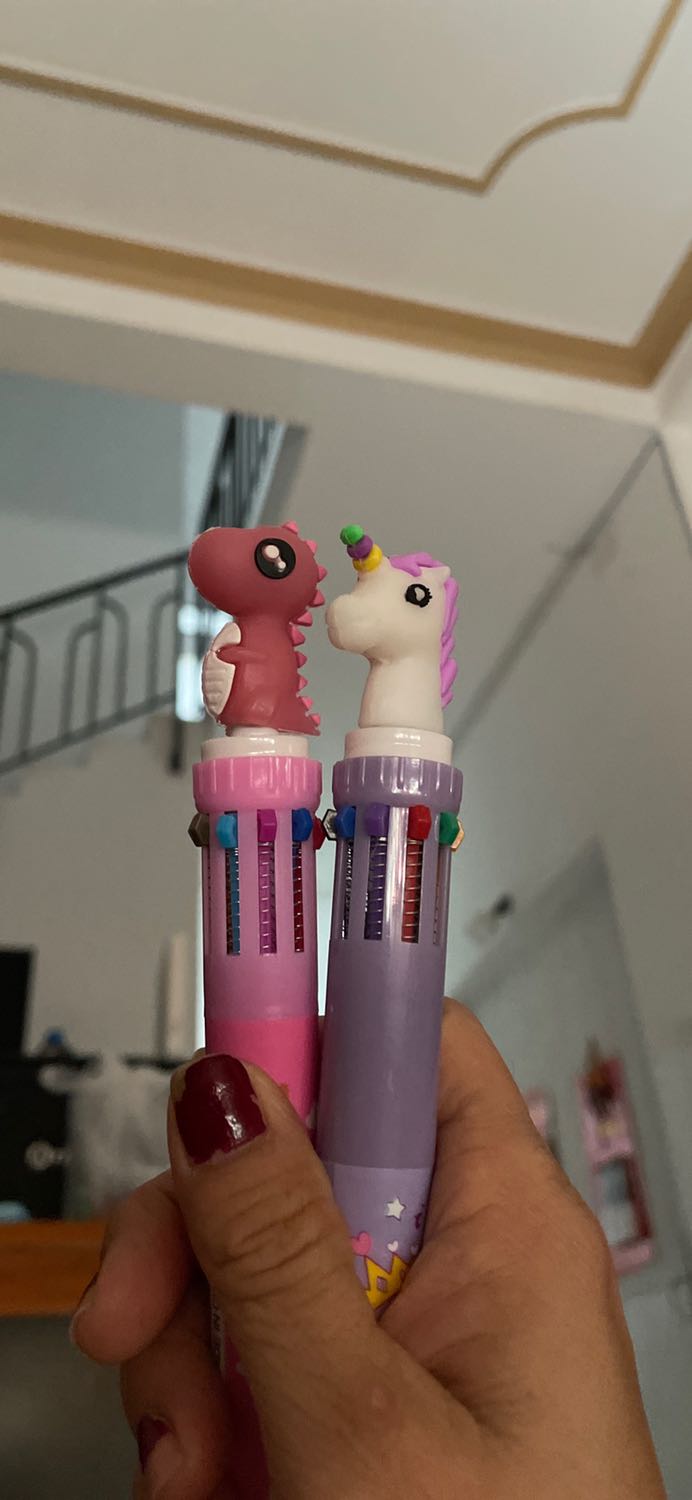 Mình mua 2 cây bút hồng & xanh cho bé trai, gái ( được trọn màu )  thì giao 1 hồng 1 tím. 2 cây bút đều bị có 1 ngòi   hết mực. Khi giao hàng các bạn ko kiểm tra giúp khách hàng ah.