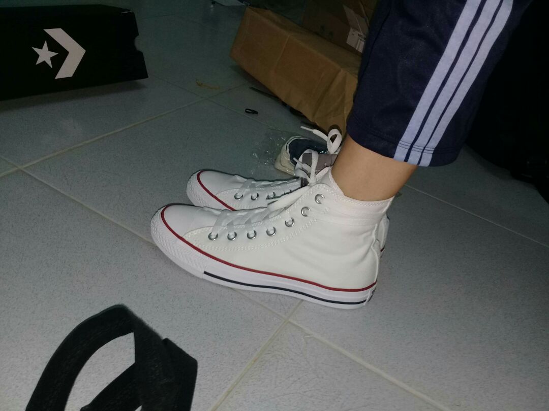 Hàng thật 100% ? rất xinh xắn :D quà tặng cực dễ thương gồm 1 bóp viết hình đôi giày và hai túi đựng kèm. Giao hàng sớm hơn mong đợi 4 ngày. Cám ơn tiki ???????