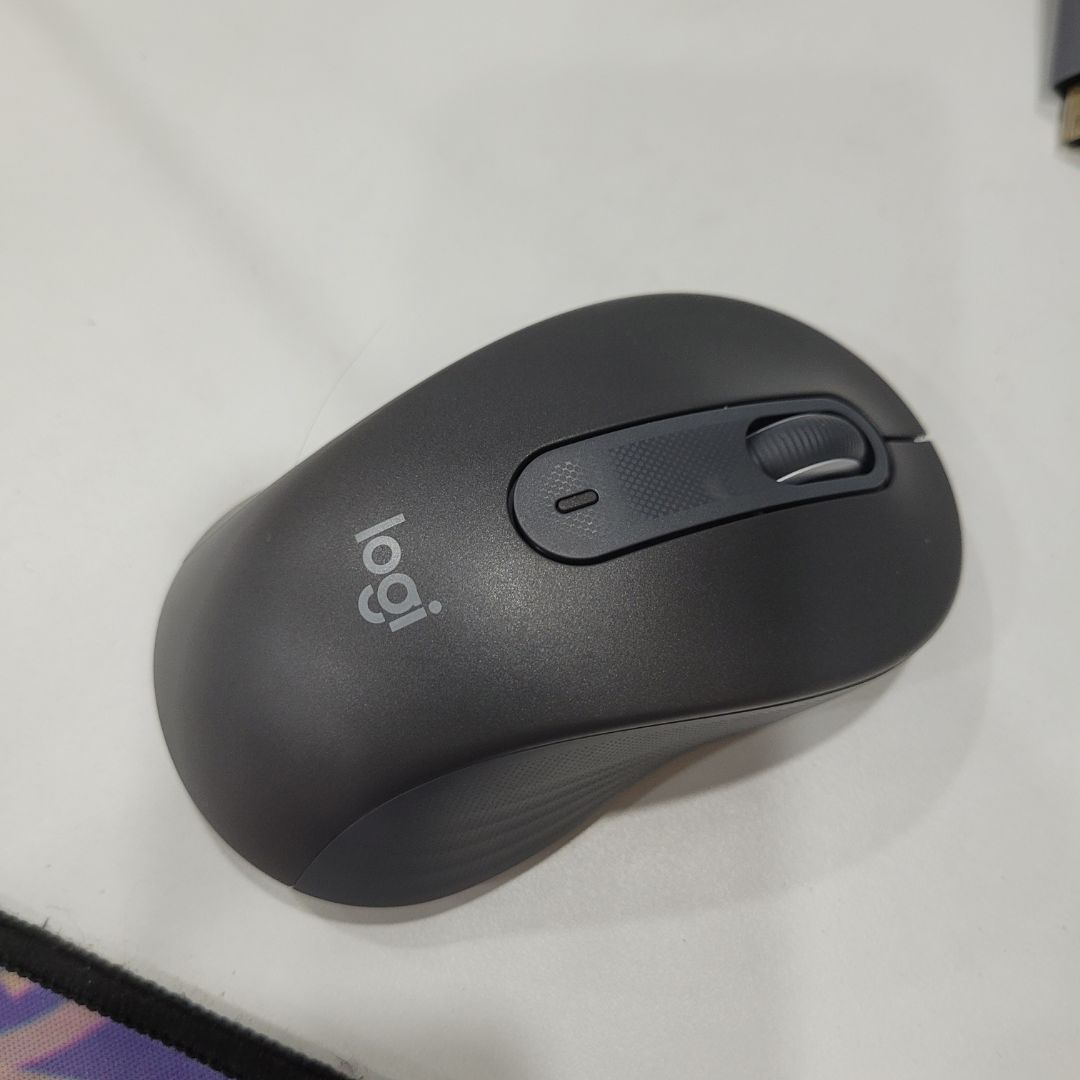 Cảm giác cầm chuột chắc chắn, nhỏ gọn, nhẹ, di chuột mượt, nút bấm nhẹ, êm, không tiếng động. Kết nối usb ok, bluetooth nhanh, dùng được cho điện thoại samsung