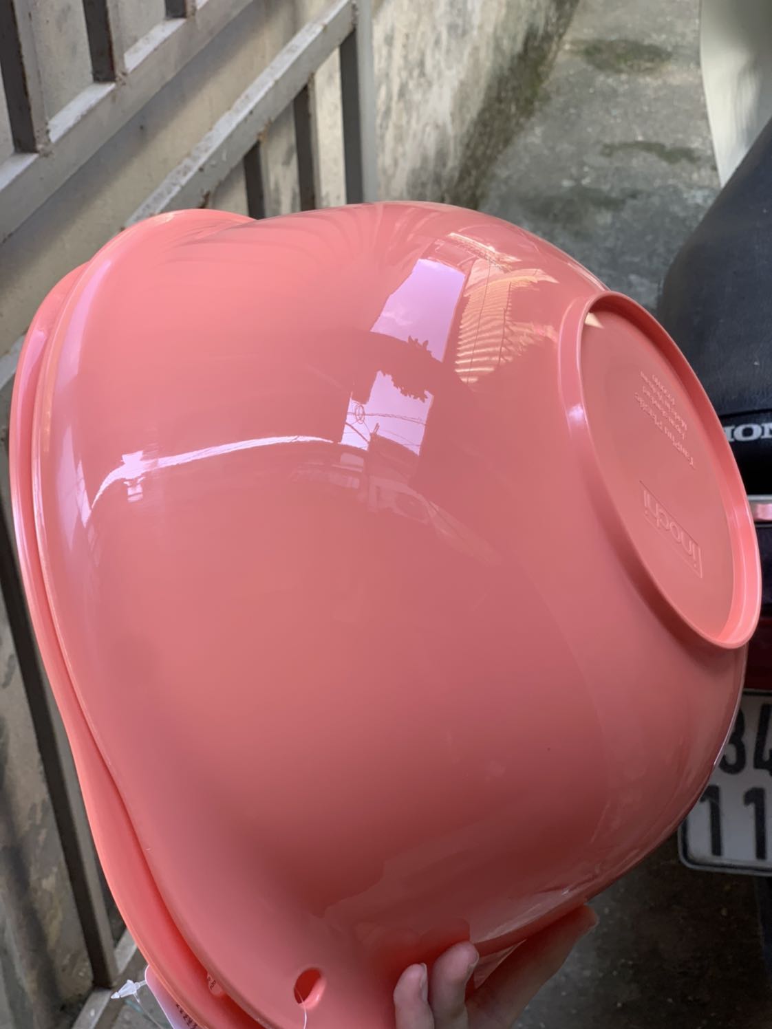 Màu cam này khá lạ, không biết gọi là cam gì vì có pha chút hồng trông khá xinh và lạ mắt, bộ thai rổ chất lượng rất tốt, nhựa dày dặn, cầm chắc tay, to đẹp đúng ý mình