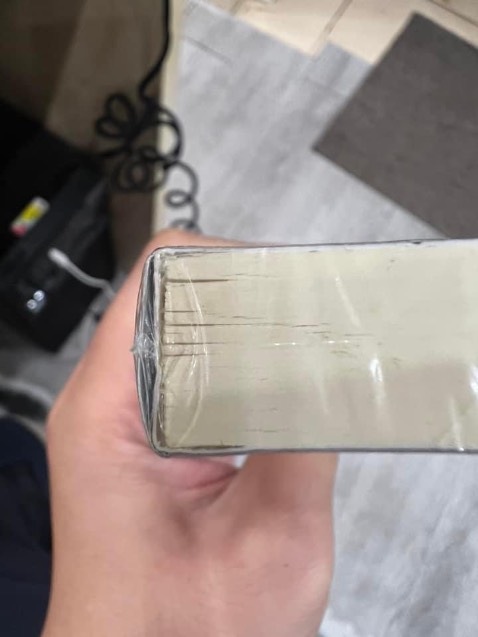 gáy sách phía trên nhìn như không có, các tép sách thấy rõ bị rời khỏi gáy, pre order nhưng sản phẩm quá ẩu