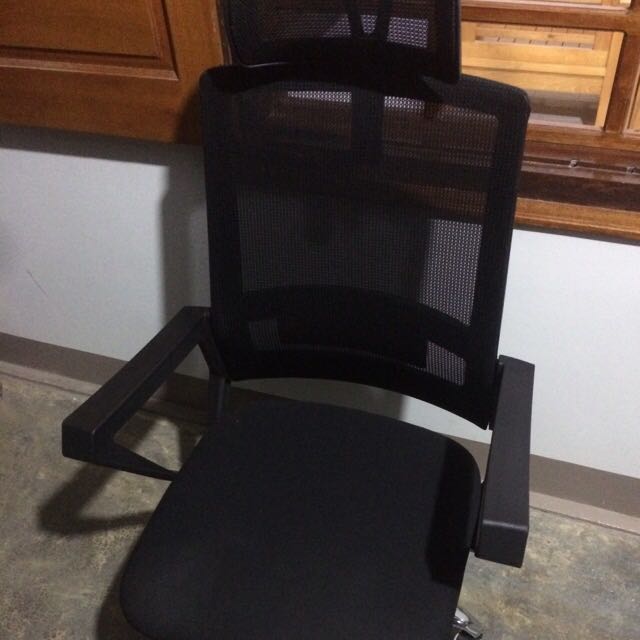 Mua lúc sản phẩm hết nên shop giao mẫu khác. Tuy nhiên vấn đề là 4 con ốc ở dưới vặn không khớp, nên ghế hay lung lay. Nhân viên nói sẽ gửi bổ sung 4 con ốc nhưng nay hơn 1 tuần rồi chưa thấy đâu. Buồn