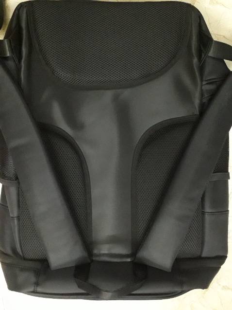 Ưu điểm:
Thiết kế hữu dụng. Có đủ các ngăn chứa cho nhiều mục đích. Phần lưng có thiết kế đệm êm, rất công thái học. Đặc biệt thích phần móc treo và lỗ thoát khí.
Chất liệu mềm, tốt, đường may và dây đeo chắc chắn.
Họa tiết Trống đồng Đông Sơn rất đẹp cùng với chữ "Văn hóa Việt Nam". 
Bự hơn so với tưởng tượng :)))

Điểm trừ một xíu: chất liệu chữ in "Văn hóa Việt Nam" nếu ma sát va chạm nhiều sẽ dễ bong tróc.

Nhìn chung là 9.8/10.