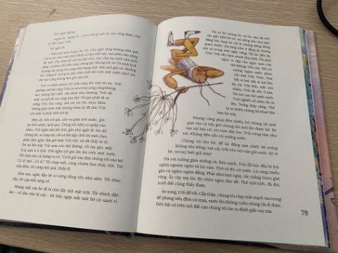 Sách quá đẹp trời ơi, giấy in tốt, bookcare bọc cẩn thận dù hơi nhăn, nhưng chất lượng sách thì không chê vào đâu được, rất hợp lý mua tặng các bạn nhỏ