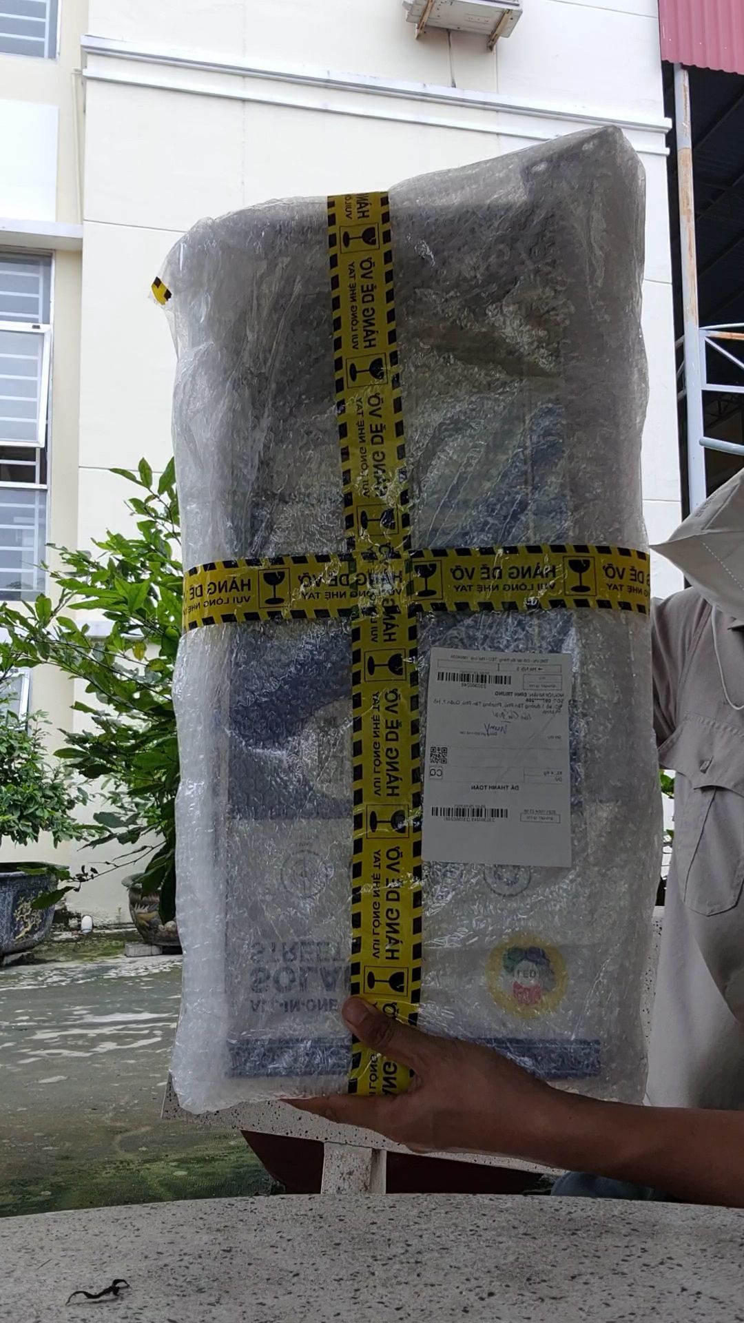 Đóng gói chắc chắn, đèn sáng như mong đợi, cảm biến nhạy. khá chắc chắn, pin ok. Đèn hoạt động đc liên tực từ 18h đến sáng luôn.