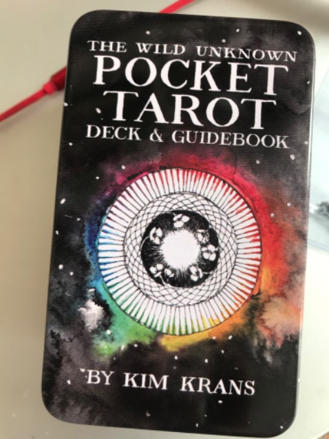 Bộ Tarot nhỏ nhưng để trong hộp thiếc đẹp, bài in đẹp.