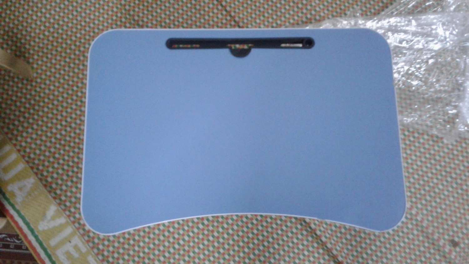 Mình không thích bàn màu sáng vì rất hay bẩn nên đã đặt màu đen mà cuối cùng vẫn giao mình màu xanh, bàn còn bị nứt mấy chỗ ở các mép dù lúc mình khui hàng thì hàng được bọc rất kĩ và bên ngoài còn bọc xốp, chứng tỏ các vết nứt là trước, một số vết nứt còn được dán băng dính.Thực sự không hài lòng về sản phẩm nhận được