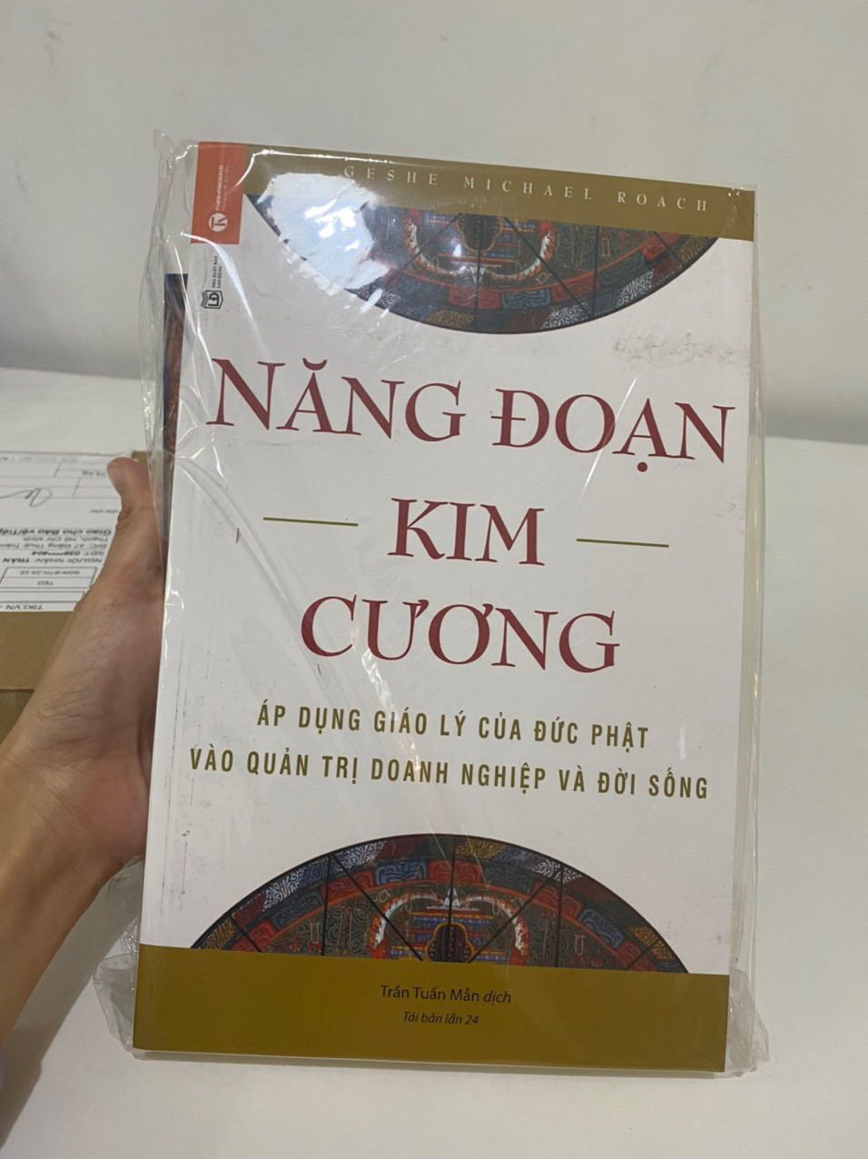 Sach bọc đẹp nhưng chỉ cho 3 sao thôi do giao hàng đợi gần cả tuần