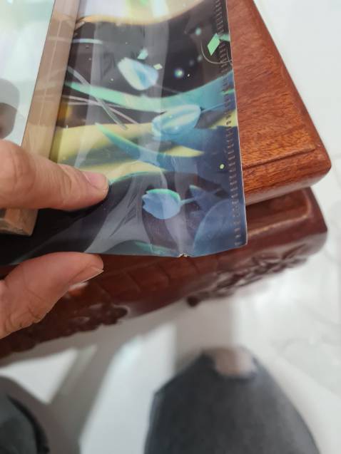 Hàng nhận được đầy đủ. Có điều đóng gói chưa được kỹ, bìa kẹp giấy của mình bị nhăn với rách 1 lỗ.