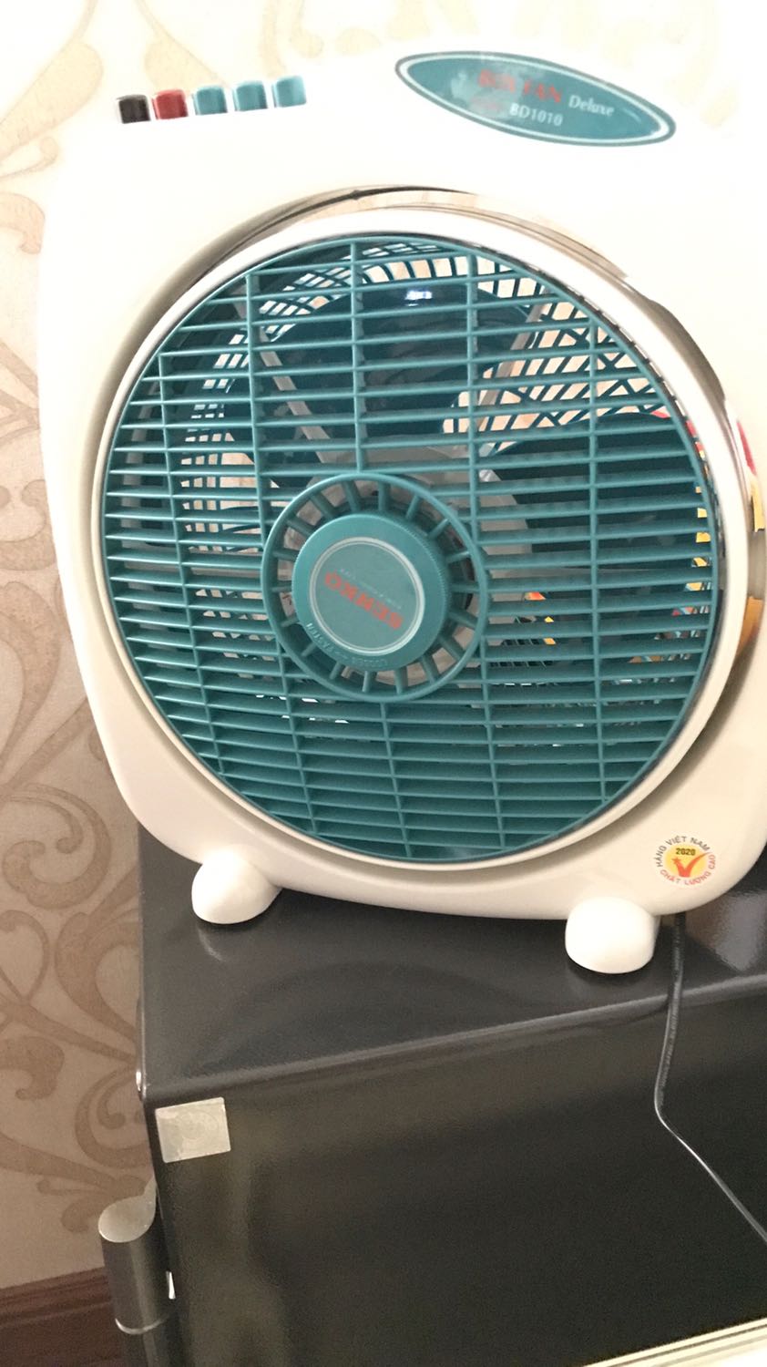 Quạt chạy êm , giá rẻ . Đặt quạt 6 cánh mà shop giao 3 cánh .