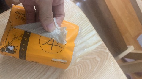 Giấy nhìn không vệ sinh, bao bì giấy đóng gói không kín, sơ sài. Giấy mủn
Mua 1 thùng về thất vọng quá, đành dùng để lau bàn và lau giày.