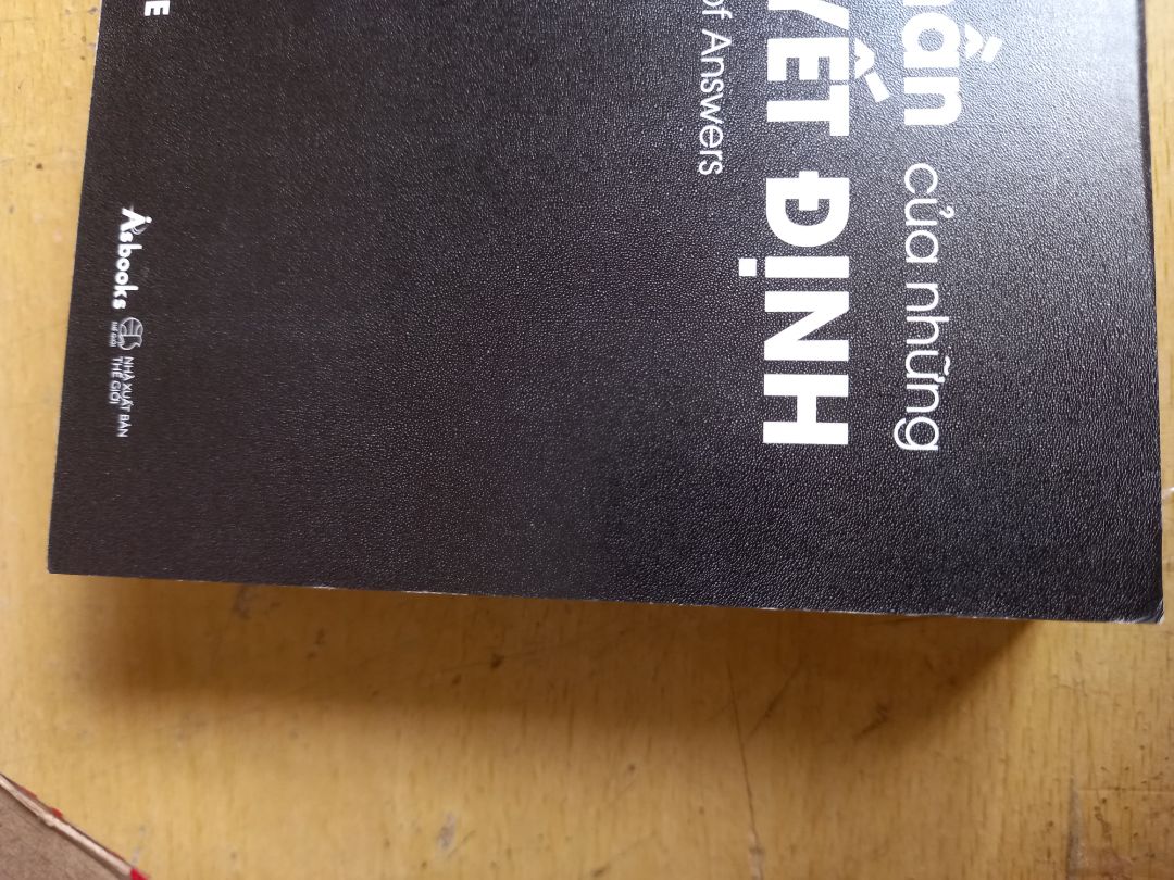 Nội dung sách thì không bàn đến nhưng lần này mình thực sự thất vọng với cách đóng gói của tiki. 
Sách nhỏ nhưng chỉ được để trong một hộp các tông rỗng, không có màng bọc hay bất kì biện pháp bảo vệ nào nên dẫn tới tình trạng móp góc, tróc, xước bìa, mất form sách. Vì không có bọc sách bên ngoài nên bên trong sách có chỗ bị bẩn, có trang còn bị gấp lại nữa.
Nói chung là lần này mình vô cùng thất vọng với cách đóng gói của tiki, mong rằng tiki sẽ lắng nghe đóng góp khách hàng và cải thiện dịch vụ trong thời gian tới.