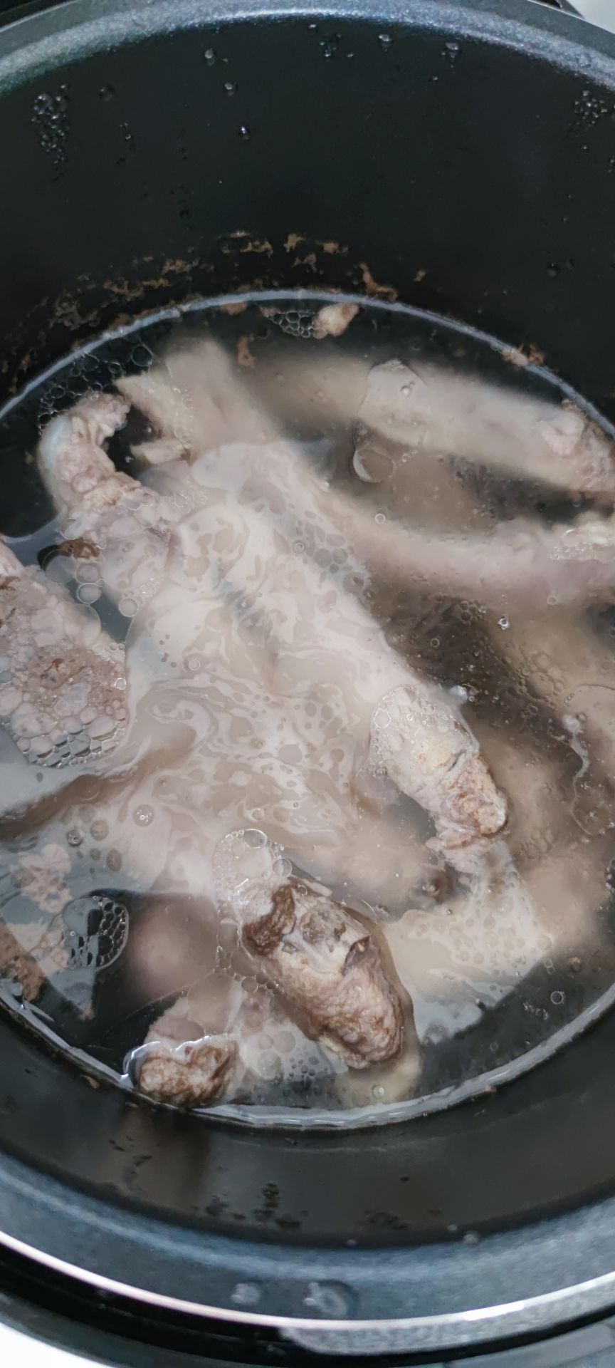 Nồi mua giá hơn 1.4tr, còn đc tặng quánh chống dính của Tefal.
nồi này giá rẻ, chức năng tốt, phù hợp với như cầu nấu nướng của mình, nình xương, kho cá, nấu cháo, bò kho... đều rất ngon. Lúc trước mình xài nồi cơ, sử dụng trên bếp gas, phải canh thời gian để tắt, nay chỉ cần nhấn nút rồi đi làm việc khác
Khuyết điểm: lòng nồi quả thật mỏng như review của mọi người, lúc đầu mình nghĩ mỏng cũng đc, cho dễ rửa, nhưng cầm lòng nồi trong tay mình cảm giác nó mỏng manh, dễ móp méo, lúc rửa phải hết sức nâng niu để k rớt và trầy lớp chống dính của nồi.
Tóm lại, với giá này mình cảm thấy cực kì hài lòng với chiếc nồi này, và đã giới thiệu bạn mình mua thêm 1 chiếc.