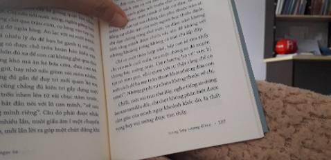 Trang 137 và 138 bị lỗi. Đang từ truyện "Trong hộp sương B'lao" chưa hết đã sang truyện "Trốn thoát". Truyện "Trốn thoát" cũng ko có tiêu đề ở trang mà chỉ có dưới góc phải trang sách