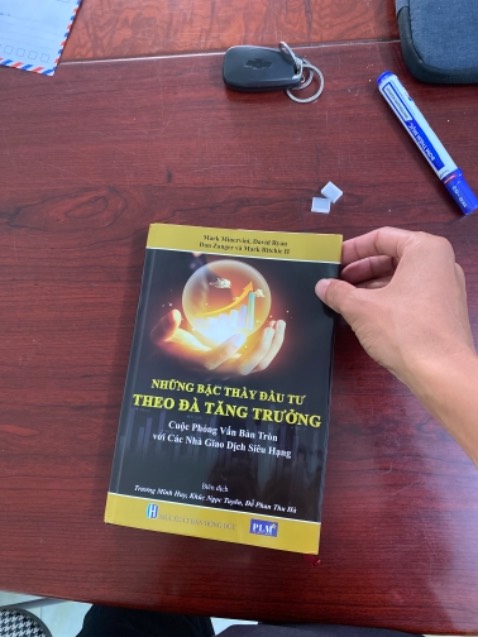 Các e bán hàng kiểu gì vậy, hàng bên ngoài bọc bè của nhà xuất bản hồng đức. Hàng bên trong như một cuốn sổ. A ko hiểu, gọi điện cho a a hỏi cái : ***