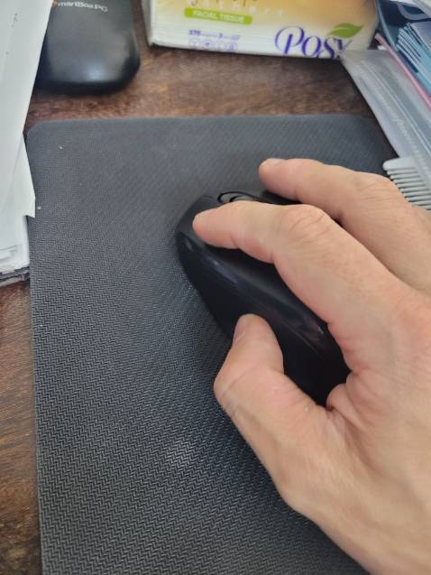 Di chuột mượt, đượctặng thêm bàn di chuột khá là êm nữa. Chuột có pin sạc lại được, cổng sạc micro-usb - giá được cổng usb-c thì hết ý