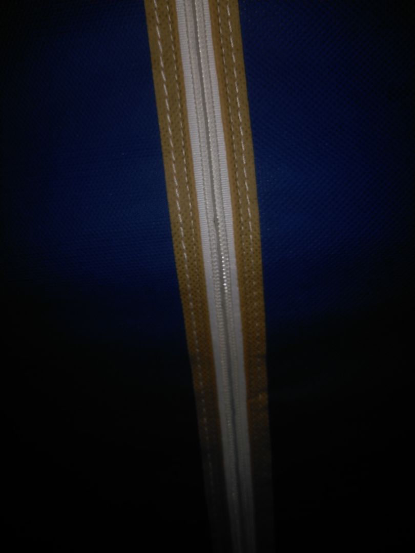 Tủ khá chắc chắn , đẹp gọn tuy nhiên phần khoá dễ bị hỏng, Vải của tủ dễ rách. Nói chung với giá tiền này chấp nhận được