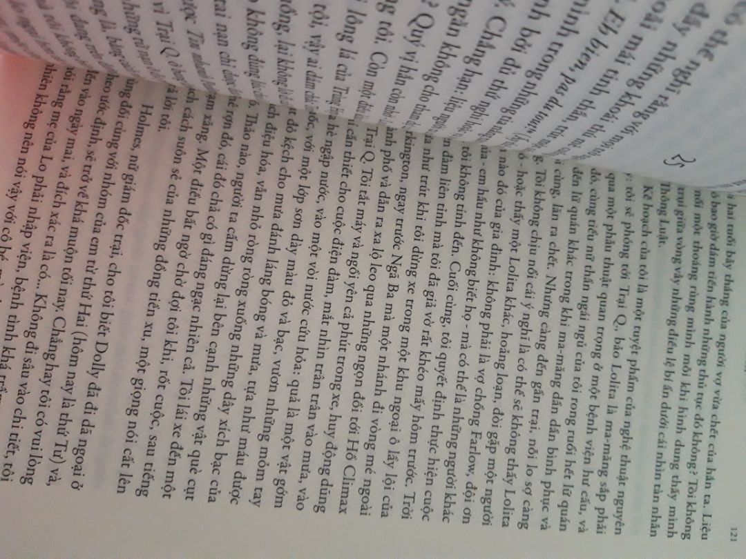 sách đẹp nhìn thích lắm, sách có cái bìa ngoài gỡ ra được, rồi cái ở trong mới là bìa  sách thật😂, lúc mở ra cứ tưởng sách nó rớt cái bìa, nói chung là sách nhìn đẹp và to lắm. Nội dung thì chưa biết nhưng mà đọc thử vài dòng thì thấy cuốn cuốn rồi đó.🙈