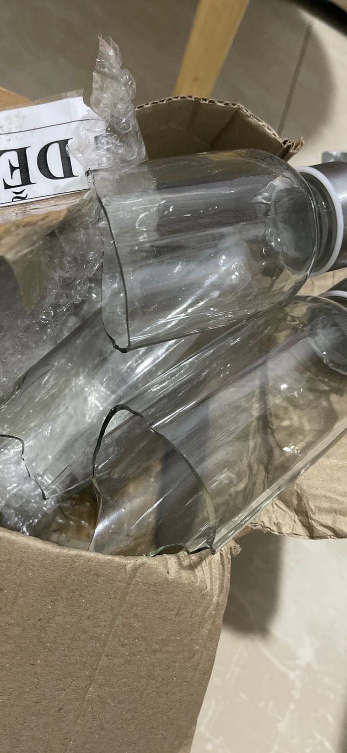 Mình mua hàng tiki chưa bao giờ bị tình trạng này, chưa bao giờ thấy tiki gói hàng kiểu như vậy, mua 5 mà vỡ hết 3 rồi, chán thật!