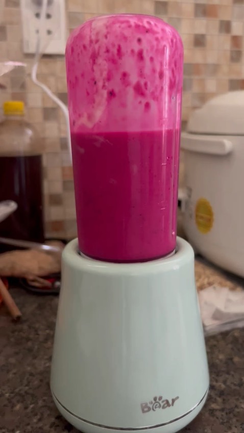 Máy dùng ổn, xay mịn mỗi tội tiếng ồn khá to..
Và mùi nhựa nặng quá dù vệ sinh phơi nắng vẫn thấy còn hôi mùi nhựa, cái ống hút ngắn vs cái bình nên ko huý phần dưới đáy đc,..
Mới dùng vài 3 lần, bền hay ko thì chưa biết nè Máy dùng ổn, xay mịn mỗi tội tiếng ồn khá to..
Và mùi nhựa nặng quá dù vệ sinh phơi nắng vẫn thấy còn hôi mùi nhựa, cái ống hút ngắn vs cái bình nên ko huý phần dưới đáy đc,..
Mới dùng vài 3 lần, bền hay ko thì chưa biết nè