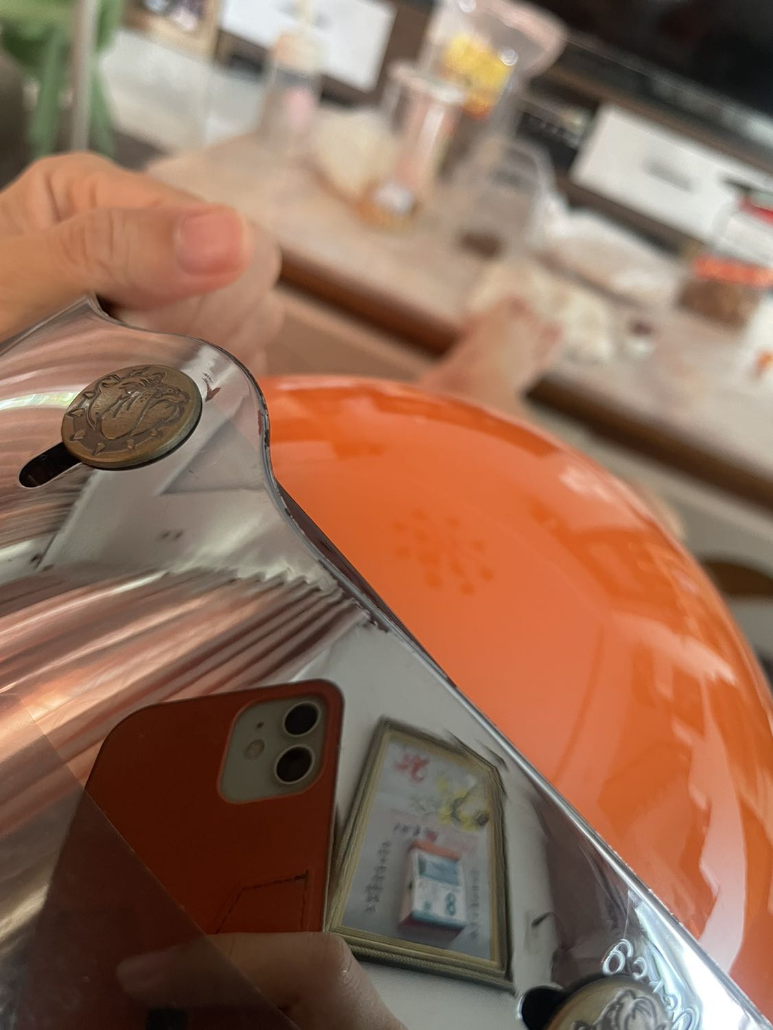 Kính mới giao đã có vết tróc trên phần tráng gương, nút cài ko được mới lắm. các khớp mở kính lên xún khá cứng và sượng. Mình ko nghĩ là đúng hàng bulldog. size kính bị ngắn so với nón.